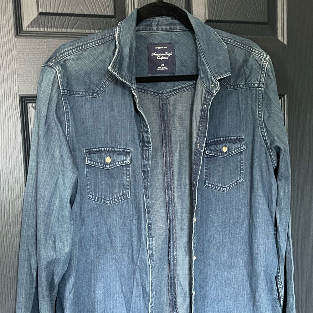 American Eagle Chambray button up